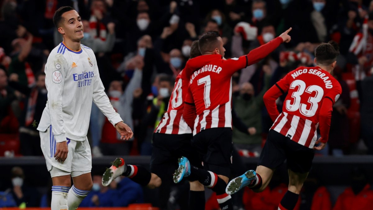 El delantero del Athletic Alejandro Berenguer (segundo de la derecha) celebra con sus compañeros tras marcar ante el Real Madrid.