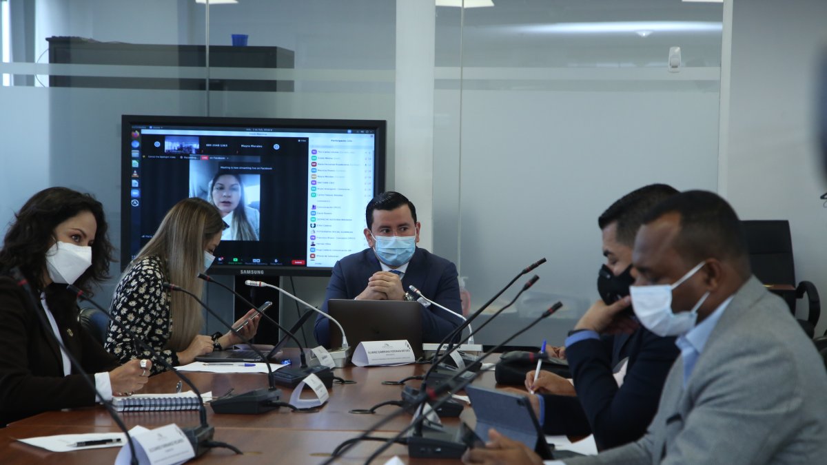 Modalidad. La sesión se desarrolló de manera semipresencial.