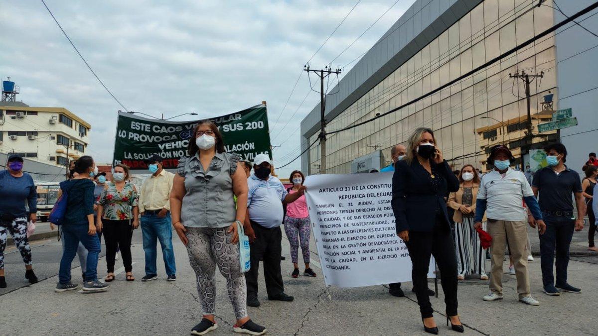 Habitantes de la ciudadela La Garzota cerraron la vía principal del sector para reclamar en contra de los parquímetros.