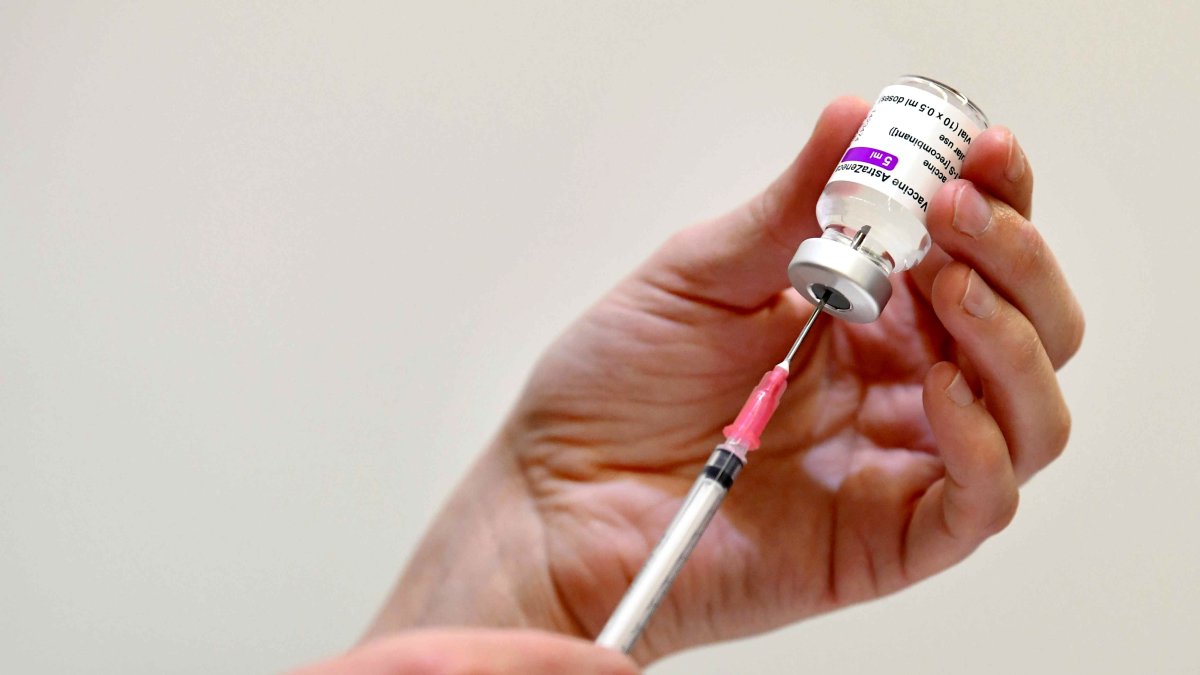 Una enfermera prepara una vacuna contra la COVID-19 /Piroschka van de Wouw. / EFE