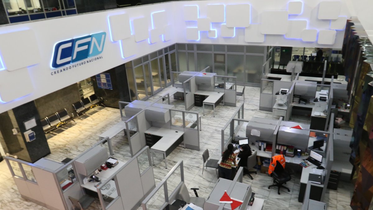 Interiores de la agencia matriz de la Corporación Financiera Nacional (CFN), en Guayaquil. 