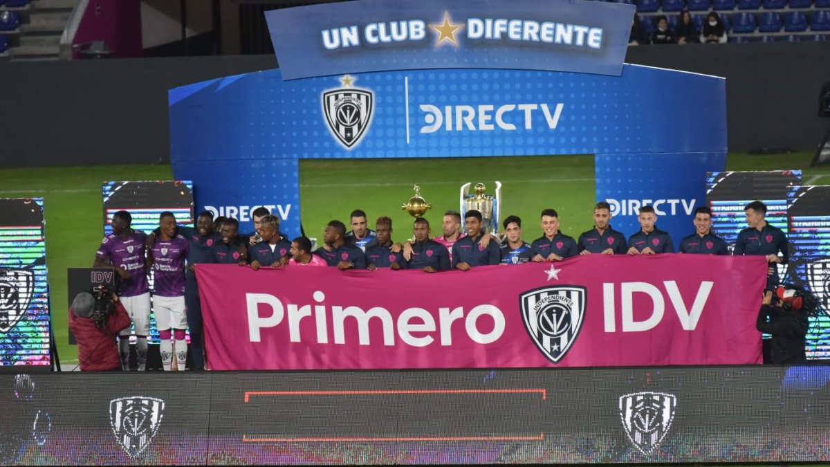 Los jugadores de Independiente del Valle lucieron una pancarta durante su presentación oficinal, la noche de este jueves 3 de febrero de 2022