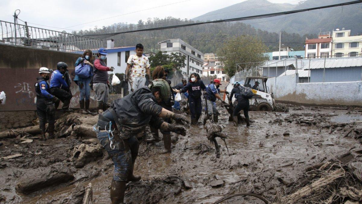 Acciones. Rescatistas y voluntarios luchaban ayer por retirar lodo y escombros, pero lo hacían con cautela.