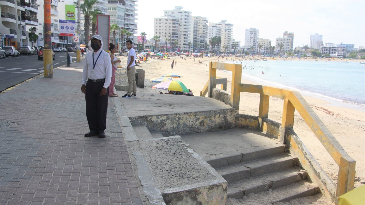 Los adoquines, las escaleras y barandas están rotas, despintadas y agrietadas. Sin vida.