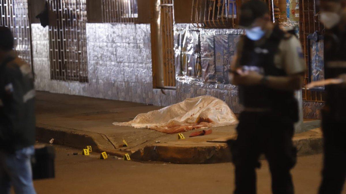 El hombre fue abatido frente a una tienda del Fortín de la Flor.