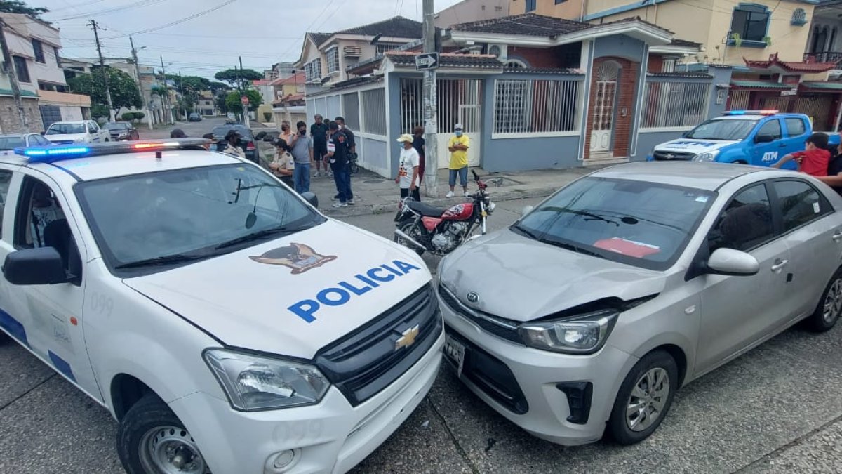 Los motorizados chocaron con el costado de un automóvil Kía, color plata, que iba en vía preferencial. Y el patrullero, que iba de cerca, impactó con la parte frontal del auto, en el que estaban cuatro personas, entre ellas un niño.