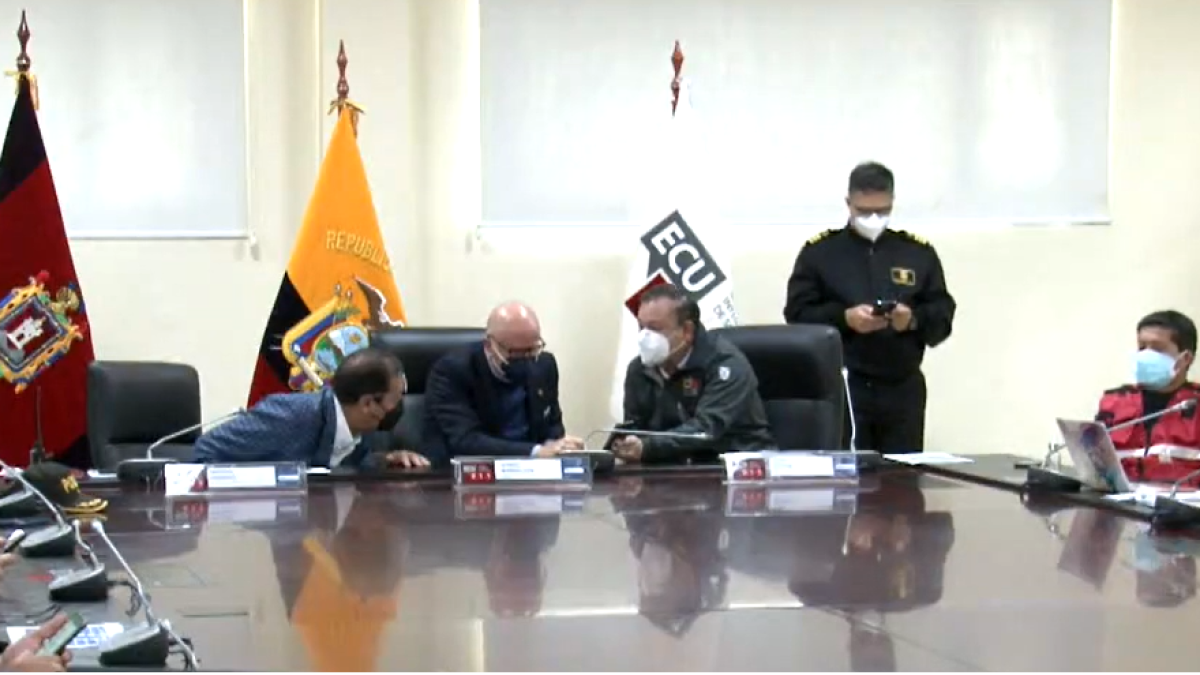 Emergencia. El alcalde de Quito, Santiago Guarderas, informó sobre la situción en La Gasca y La Comuna.