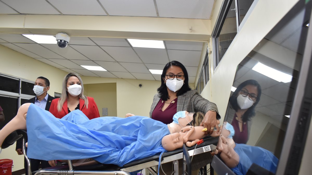 Las autoridades de la Universidad de Guayaquil recorrieron los diferentes laboratorios de las unidades académicas para constatar su equipamiento.
