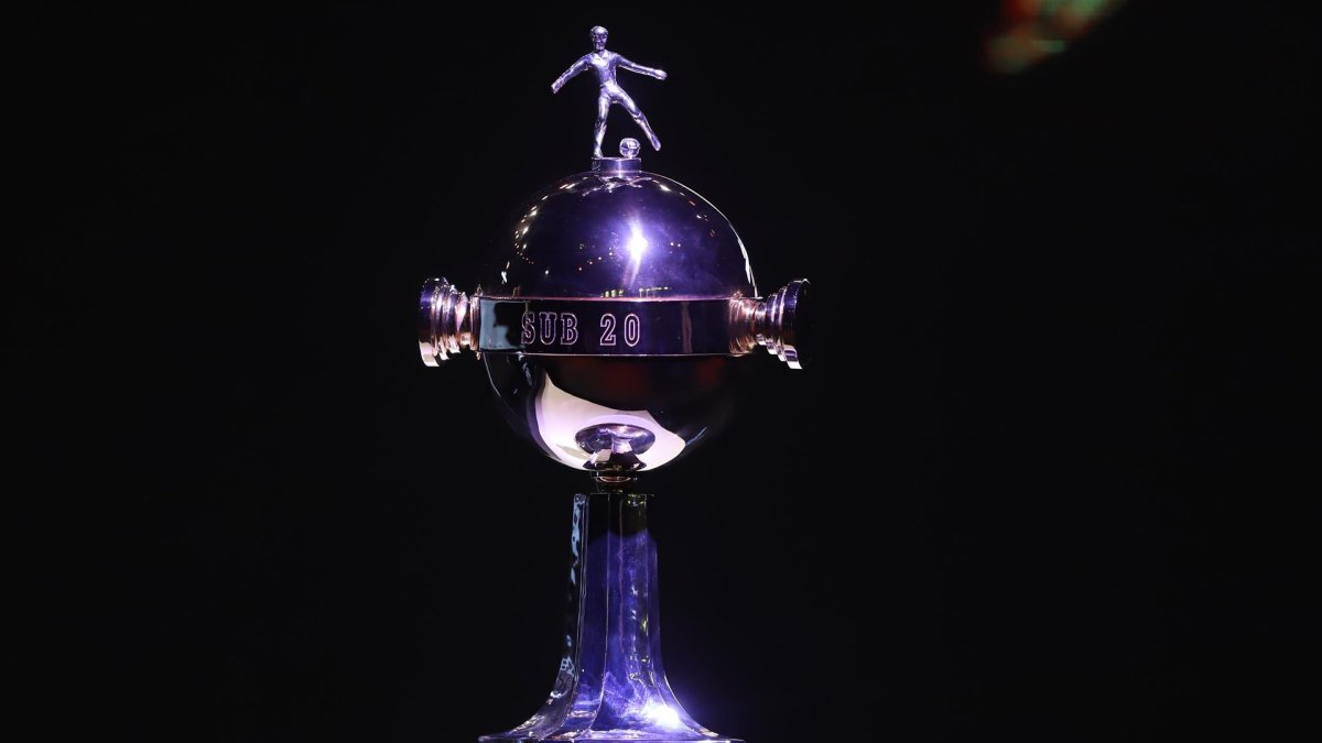 Fotografía de archivo del trofeo de la Copa Libertadores Sub20.