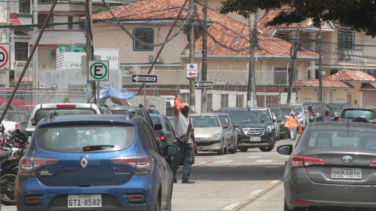 Las calles de la ciudadela Kennedy Norte y de otros sectores de la ciudad están plagadas de ‘cuidacarros’ o ‘franeleros’ que han hecho del parqueo informal un negocio rentable para ellos, pero que causa molestias a la ciudadanía.