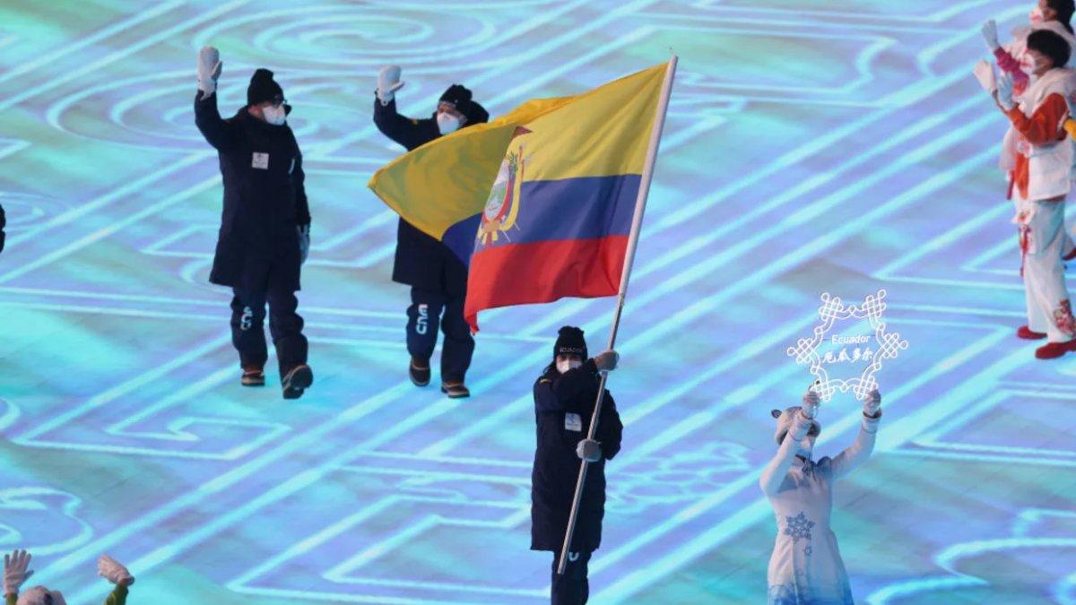 Sarah Escobar, deportista tricolor que participará en eslalon gigante, sostiene la bandera durante la ceremonia inaugural de los Juegos Olímpicos de Invierno, en Pekín.