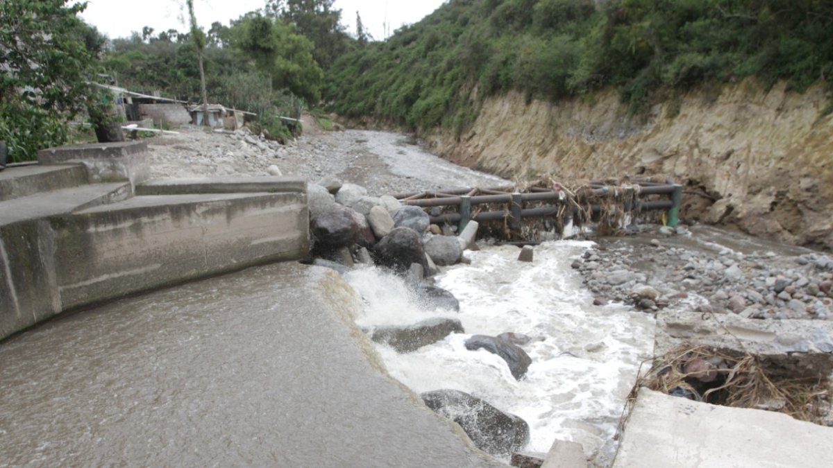 La basura que arrojan los ciudadanos afecta el flujo del cauce en las quebradas.