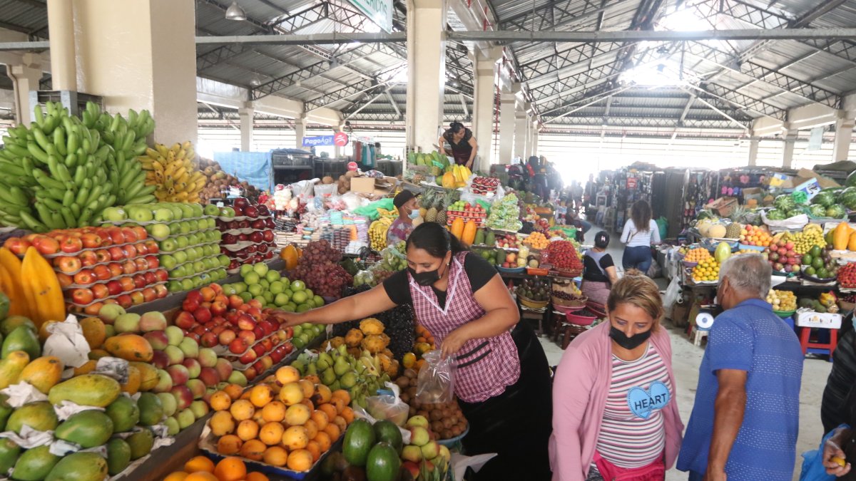 Mercado. En la Caraguay, ubicado al sur de Guayaquil, las personas recorren los puestos buscando ahorrar.