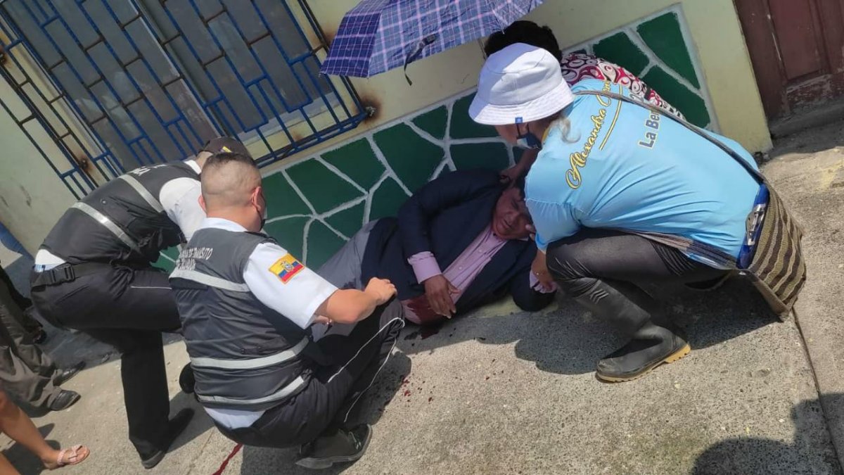 Momentos en que el jurista es auxiliado por agentes de la CTE y transeúntes.