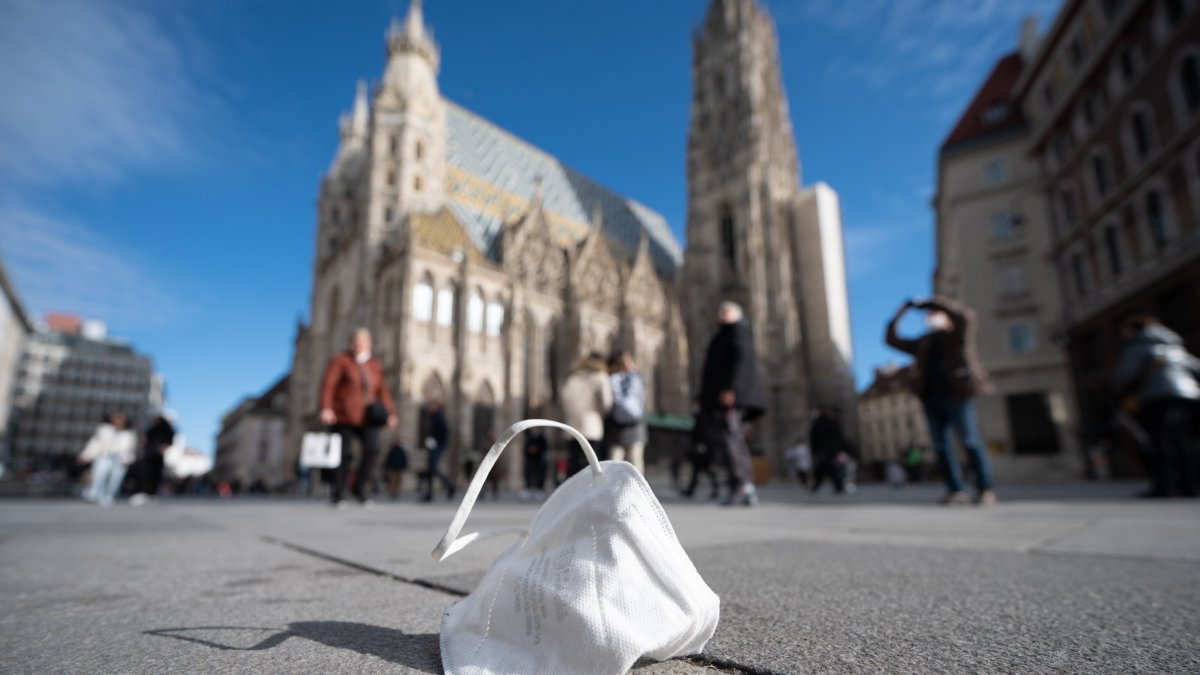 De a poco la población europea tendrá que ir dejando de usar mascarillas y volver a la normalidad.
 EFE/