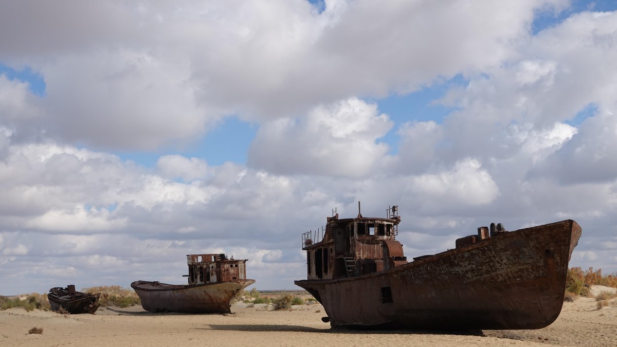 Barcos herrumbrados yacen sobre las arenas del antiguo puerto, del que se retiraron las aguas hace más de seis décadas. /DPA