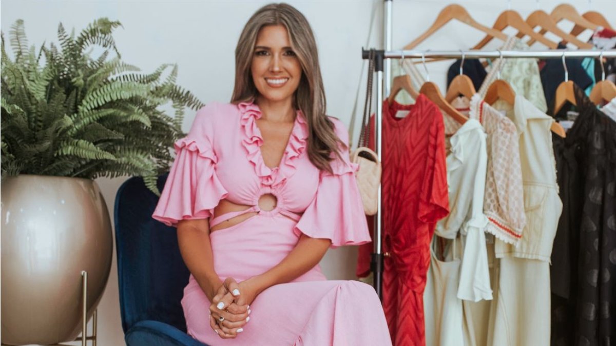 Su formación profesional incluye marketing de moda en  Polimoda (Florencia, Italia) y Escaparatismo y Visual merchandiser en Artidi (Barcelona, España).