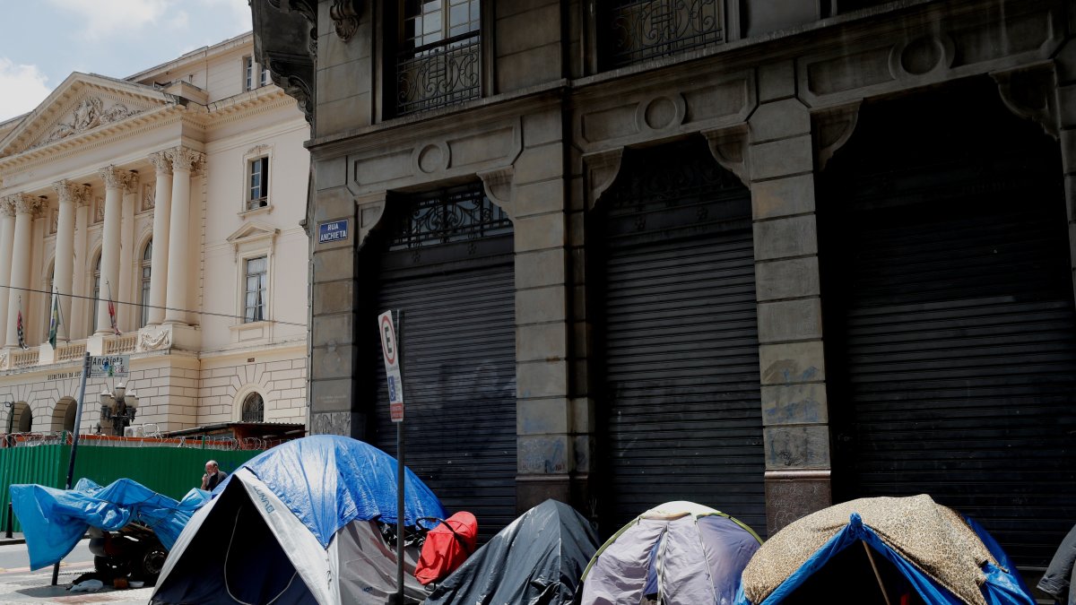 Parada. Carpas en las que viven personas en condición de calle, en la ciudad de Sao Paulo.