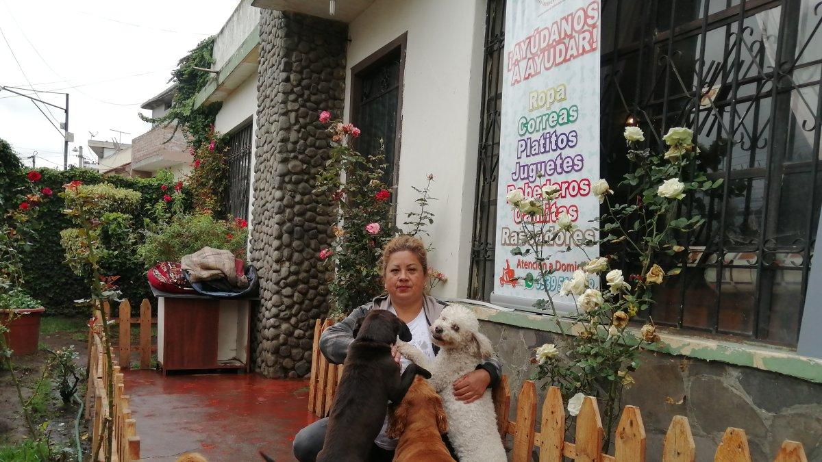 Momentos. La presidenta y fundadora, Sandra Ojeda, junto a las mascotas recogidas.