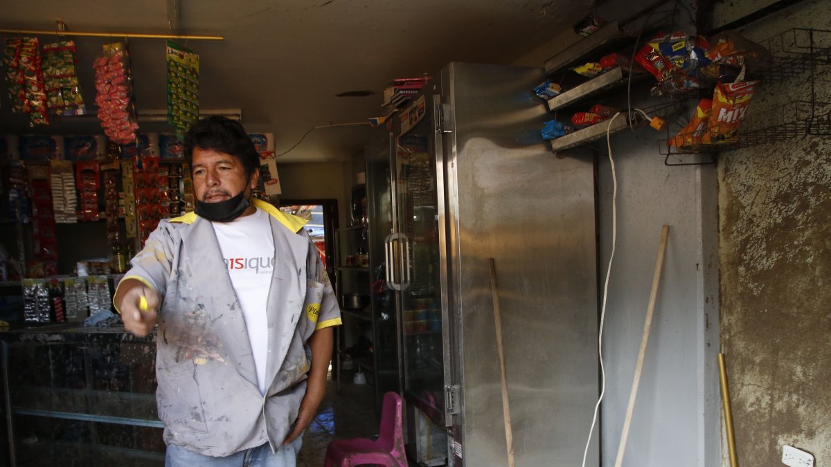 Afectado. Leonardo Guerrón perdió las herramientas de su taller automotor y su esposa parte de los productos de su local de abastos.