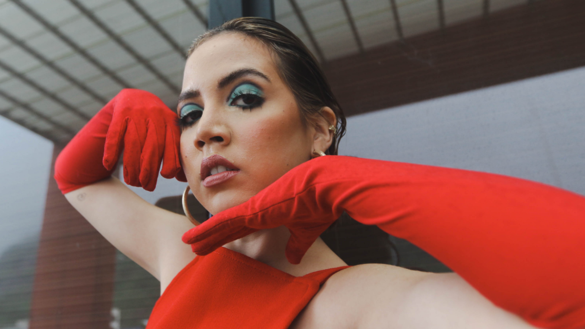 Paula tiene 22 años.