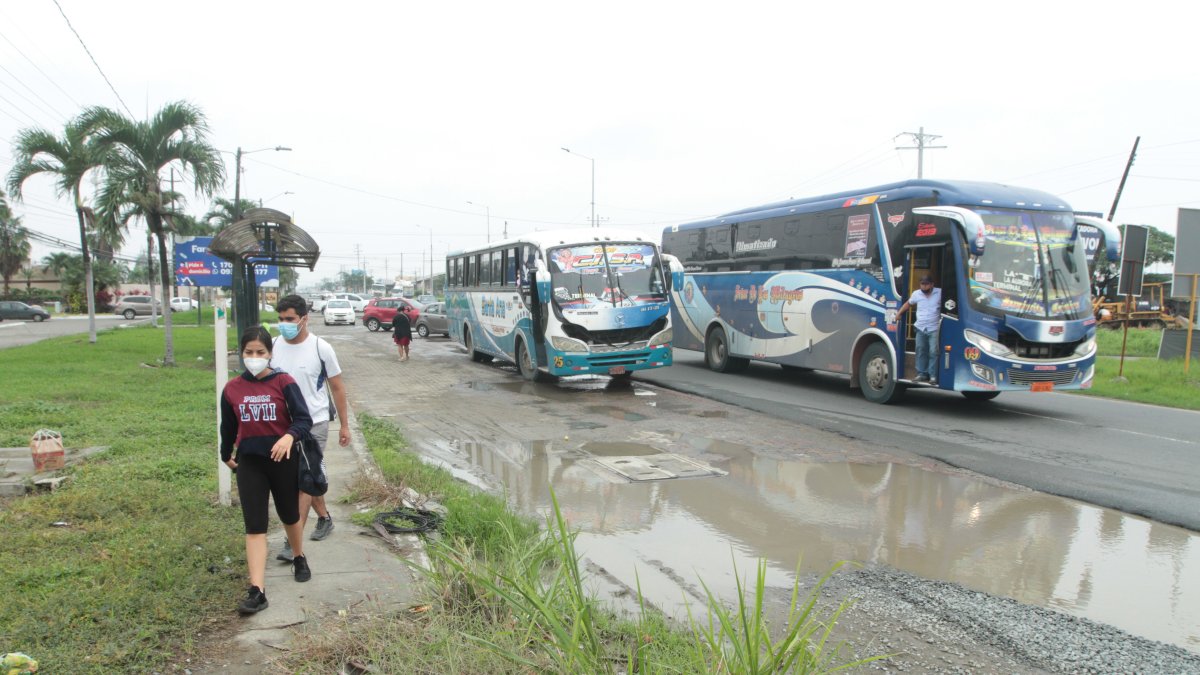 A lo largo de la vía a Salitre, donde se levantan las ciudadelas, hay maleza, baches y lodo. Además no existen aceras o están destruidas.