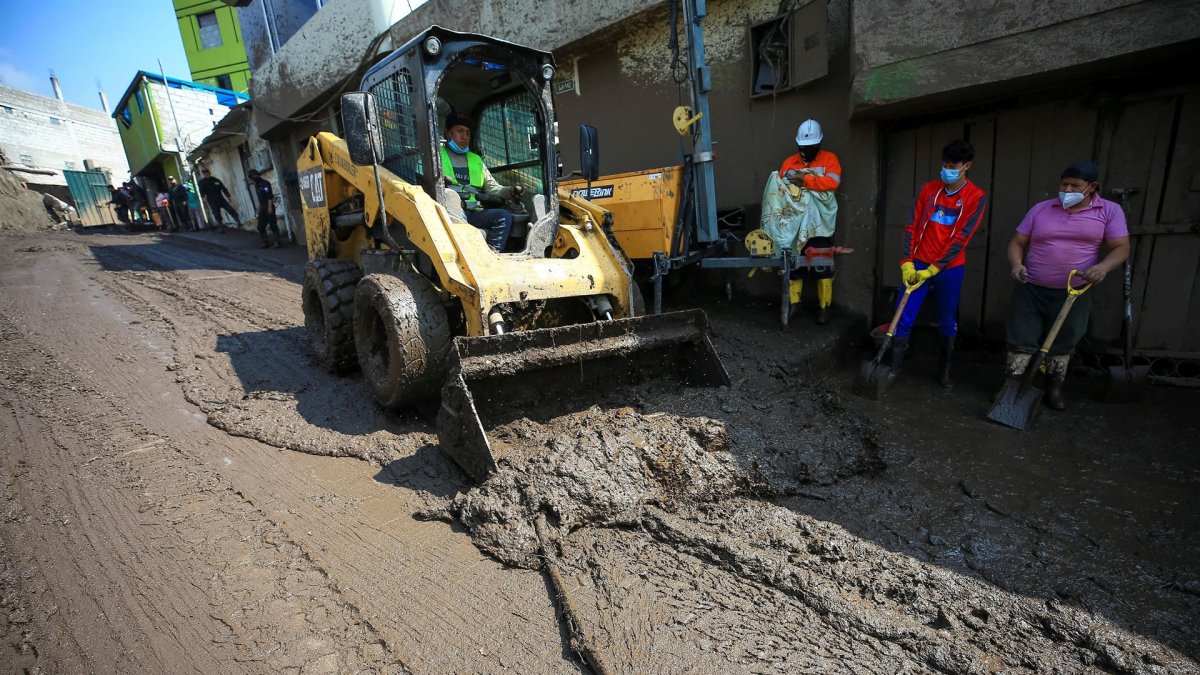 Organismos de búsqueda y rescate continúan con las labores de limpieza y remoción de escombros tras el aluvión del pasado lunes, en Quito (Ecuador).