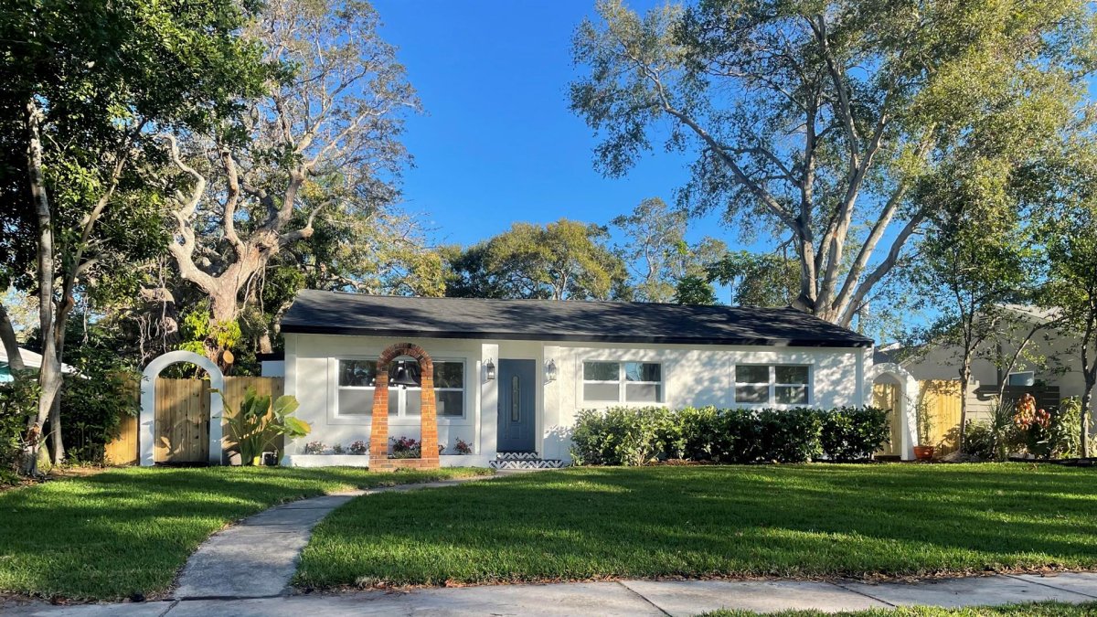 Fotografía cedida hoy por Heckler Realty Group donde se aprecia la casa de arquitectura de estilo español que tiene 200 metros cuadrados de espacio interior, con cinco dormitorios y 3 baños, y unos 700 metros de exteriores, situada en la costera ciudad de Gulfport, Florida, y que será la primera subasta de un NFT de bienes raíces en EE.UU.