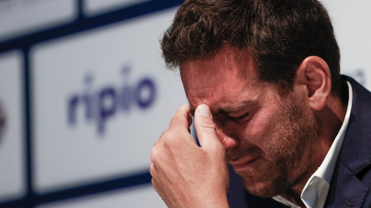 Juan Martín del Potro llora mientras anuncia su retiro del tenis profesional.