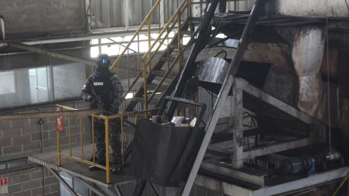 Incineración. Un elemento del grupo GEMA resguarda el proceso de quema en un horno del país.