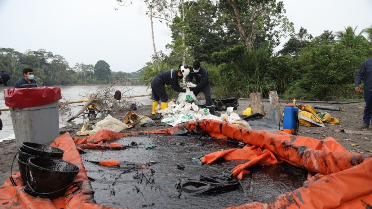 Trabajo. Las labores de limpieza del crudo derramado en Piedra Fina.
