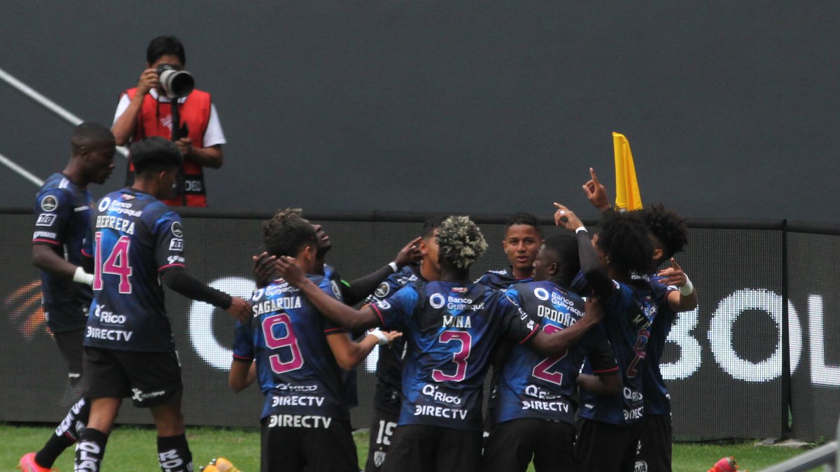 Los jugadores de Independiente del Valle sub-20 celebran el primer gol que marcaron en el torneo ante el Caracas de Venezuela.