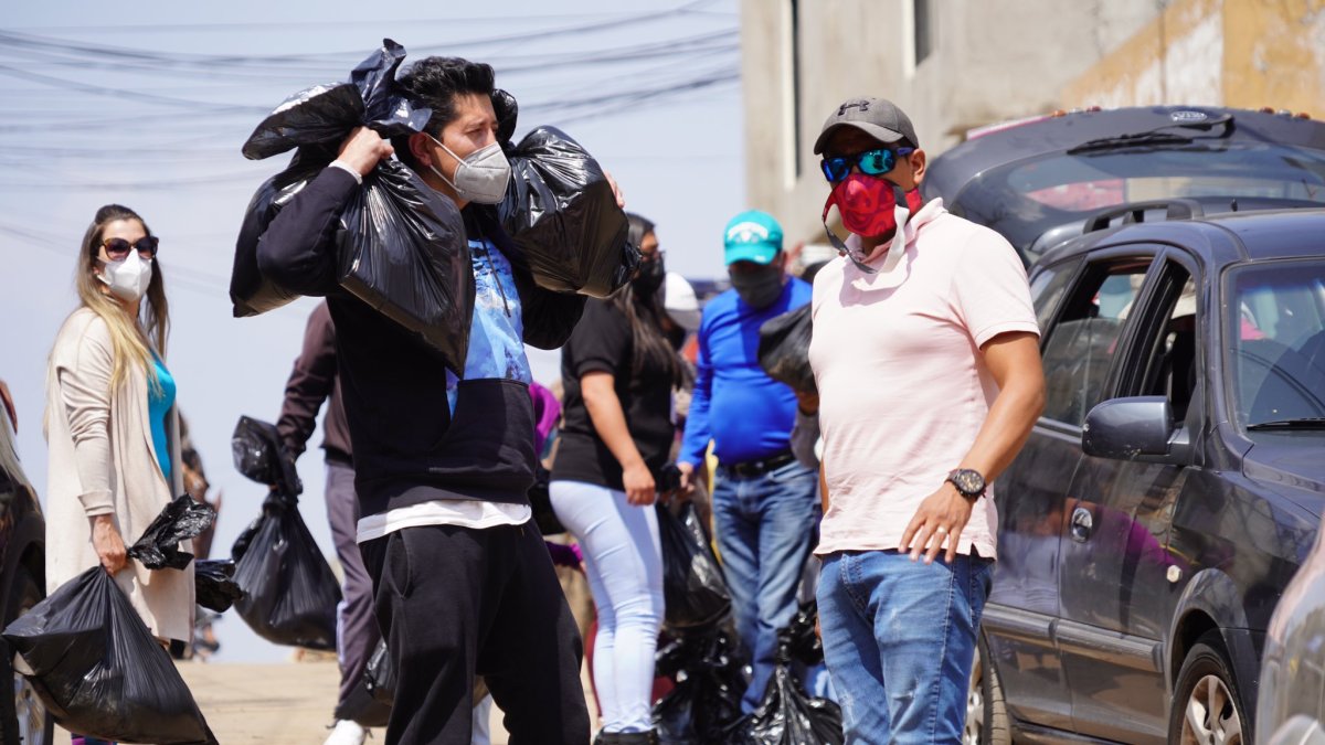 Campaña. “¿Yo? Aquí, poniendo el hombro”, escribió Alejandro Rodas Coloma en su cuenta de Twitter, con esta foto de candidato a tiempo completo.