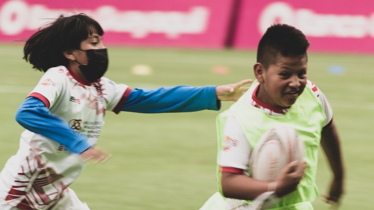 Los niños, durante el aprendizaje de rugby, demostraron condiciones innatas en velocidad y para evadir a los rivales, factores claves para la práctica de este deporte.