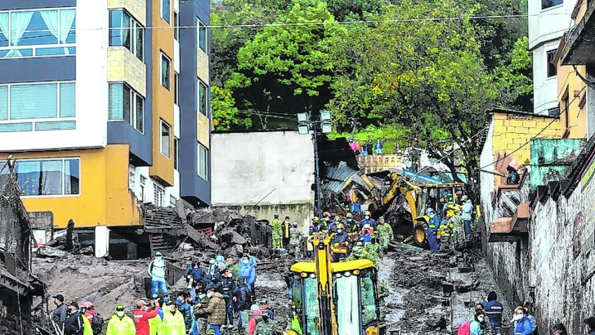 Labor. Los rescatistas sacaron varios cuerpos debajo de los edificios.