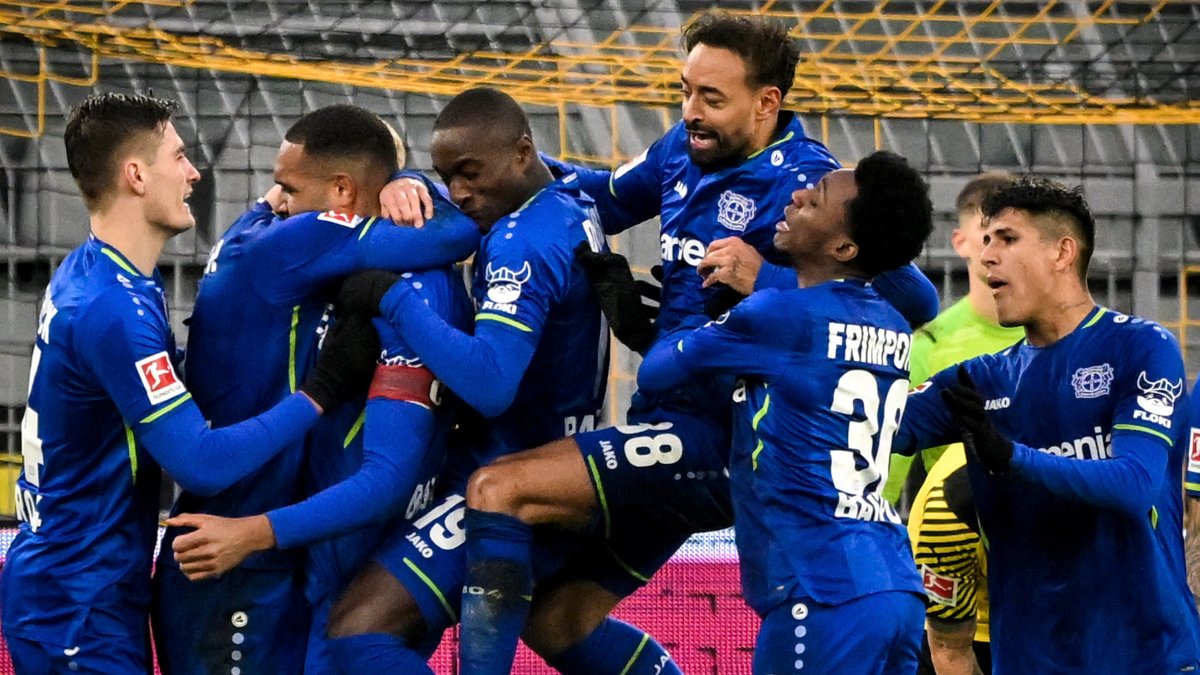 Piero Hincapié (derecha) festeja con sus compañeros uno de los cinco goles marcados en casa del Dortmund