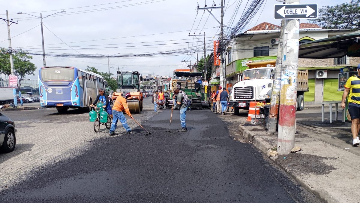 Obreros tapan las grietas de las calles de la Florida Norte.
