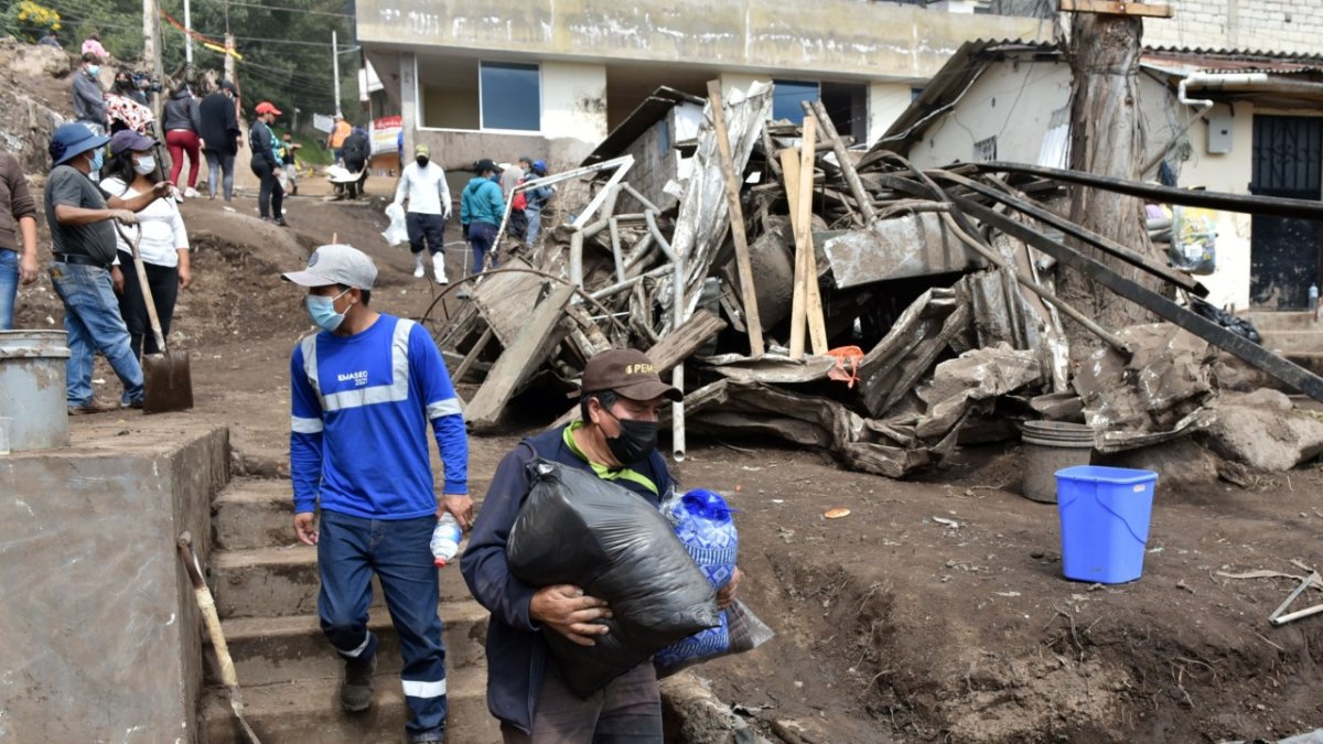 Limpieza. Más de 100 obreros de la Empresa de Aseo se encargaron de recoger desechos orgánicos.