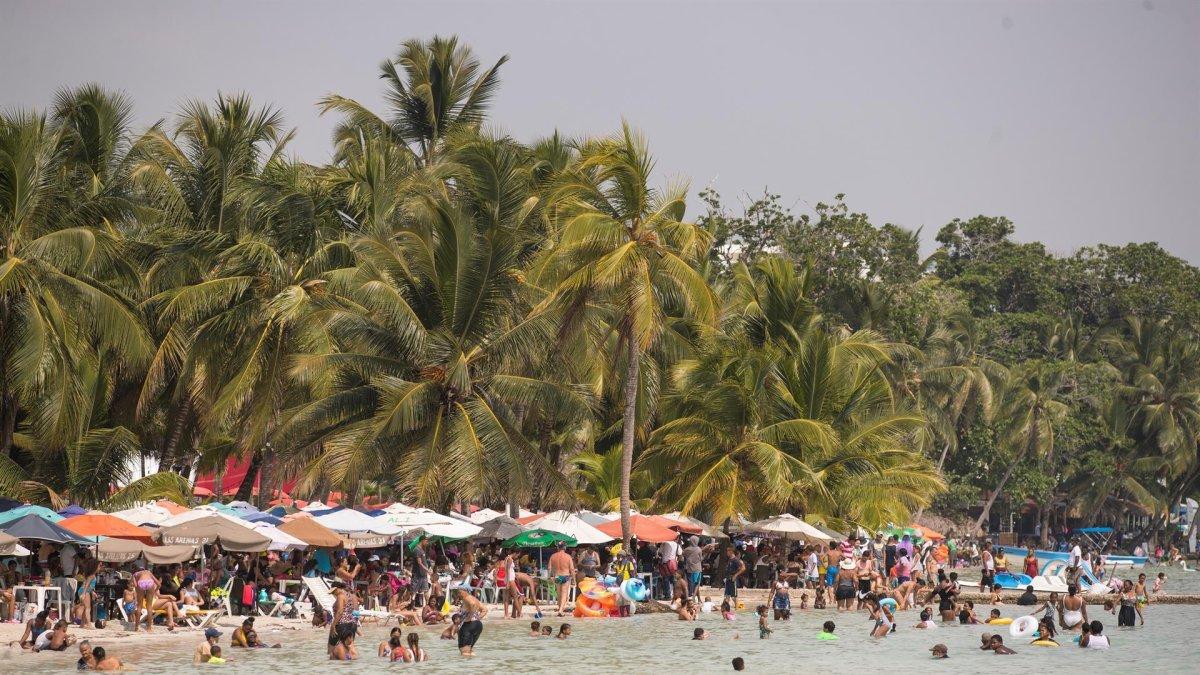 Turistas disfrutan de la playa en Boca Chica (República Dominicana), en una fotografía de archivo