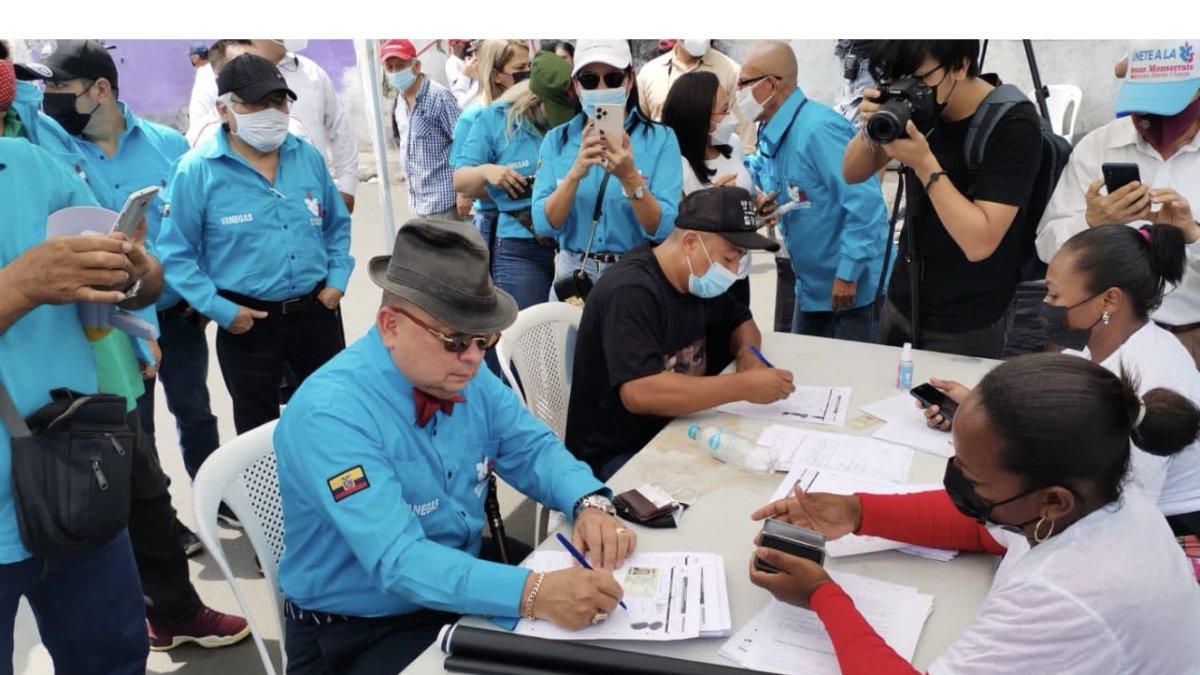 El concejal firma su afiliación al movimiento de la lista 5.