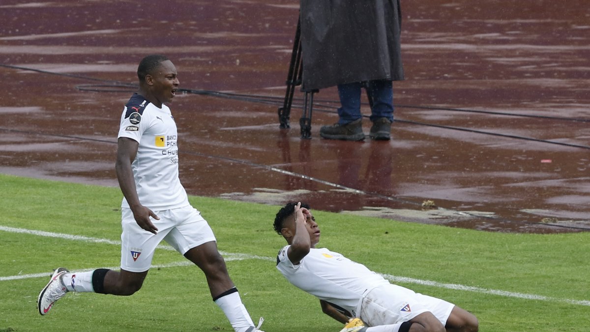 Samuel Angulo (derecha) celebra el gol de la victoria de Liga de Quito sobre Internacional de Brasil en el estadio Olímpico Atahualpa