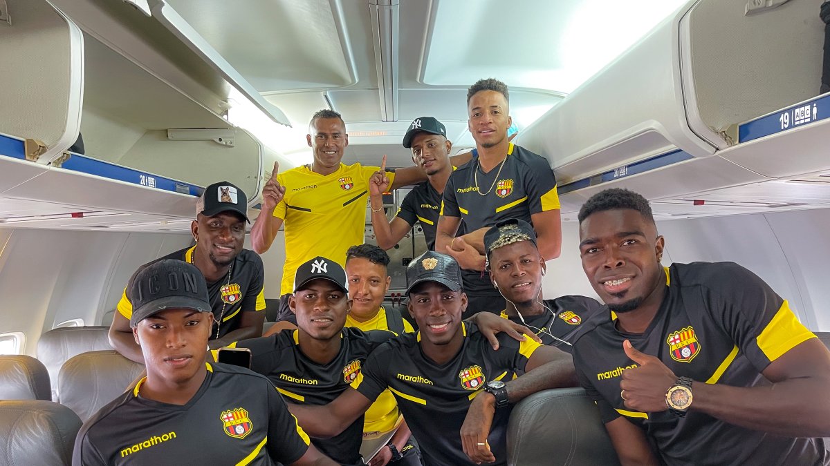 Parte de la delegación de Barcelona en el avión rumbo a Uruguay para medir al Montevideo City Torque.