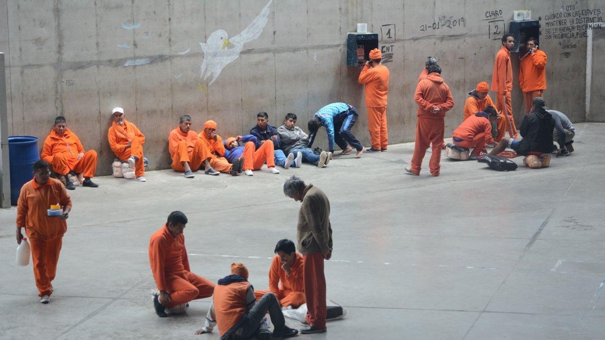 Condiciones. Internos de la cárcel de Cotopaxi comen en el patio del centro por falta de un comedor.