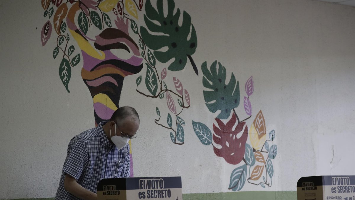 Un hombre vota durante las elecciones generales este 6 de febrero de 2022, en el colegio Liceo de Paz, en San José (Costa Rica).