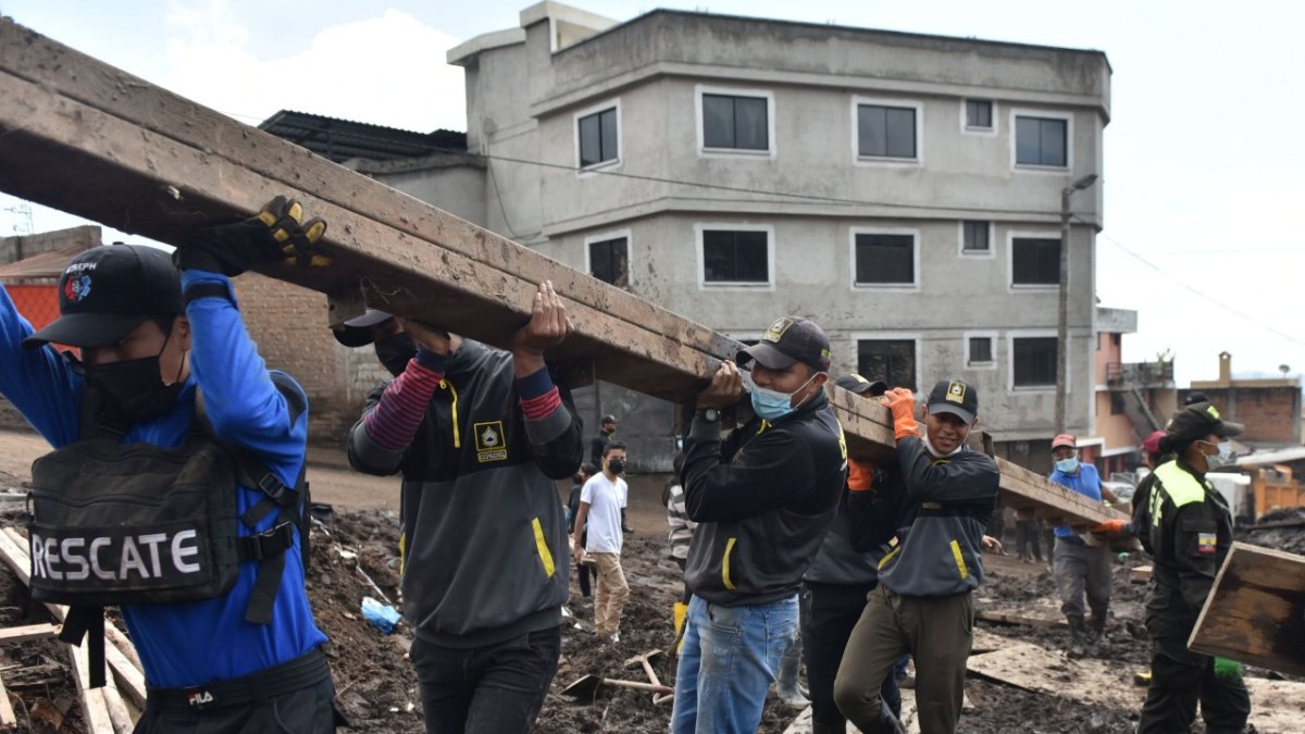 Solidaridad. Una cuadrilla de estudiantes universitarios cargan vigas en la zona cero. Ayudan a las familias a reconstruir las viviendas, tras la riada que dejó 28 fallecidos.