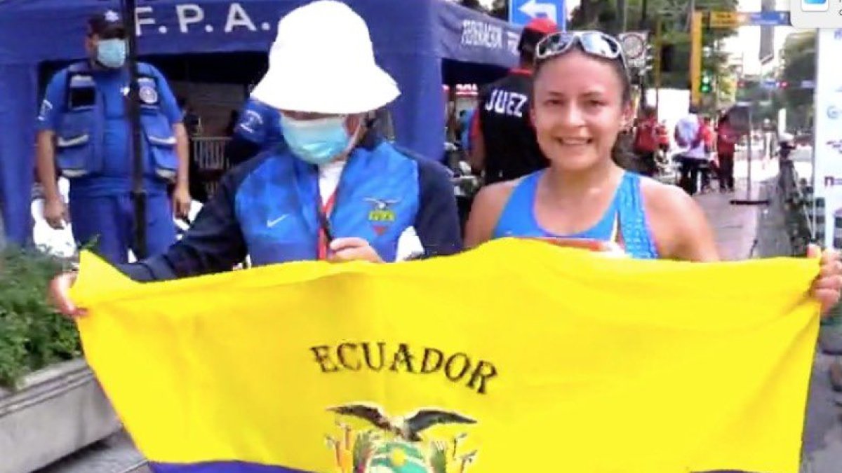 La ecuatoriana Glenda Morejón muestra la bandera tricolor tras lograr el primer lugar en los 20 kilómetros.