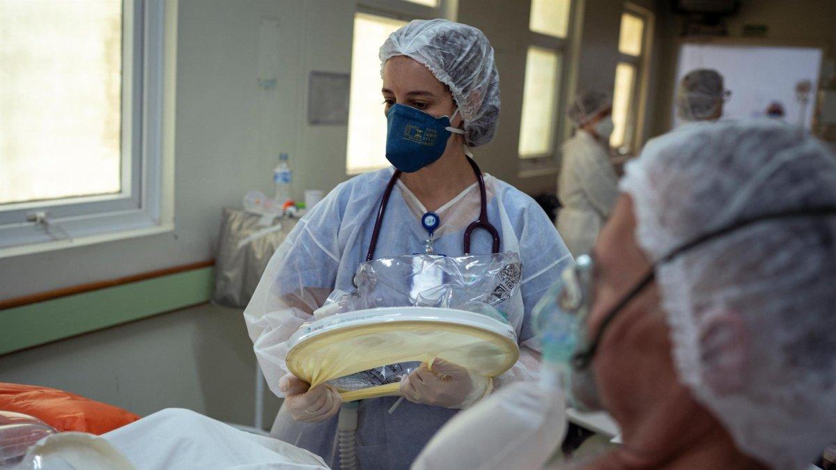 Trabajadores de la salud dan atención a pacientes con la covid-19 en la ciudad de Sao Leopoldo (Brasil), en una fotografía de archivo.