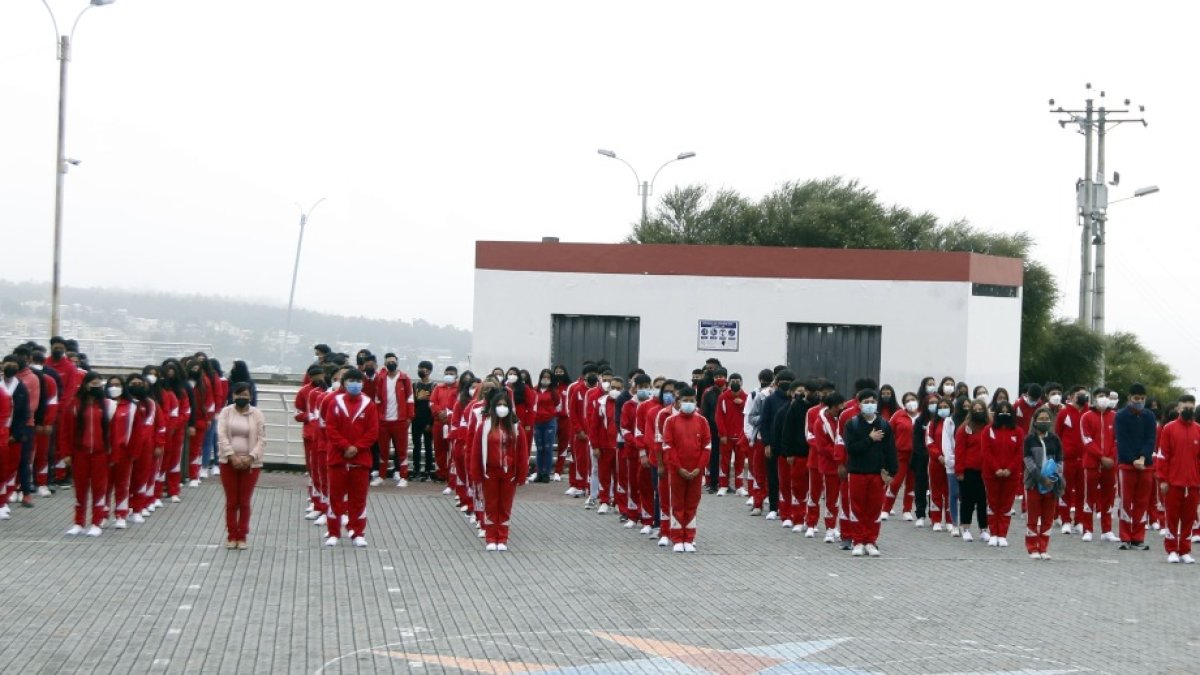 Quito. En la Unidad Educativa María Angélica Hidrovo, los alumnos estuvieron felices de volver a las clases presenciales.