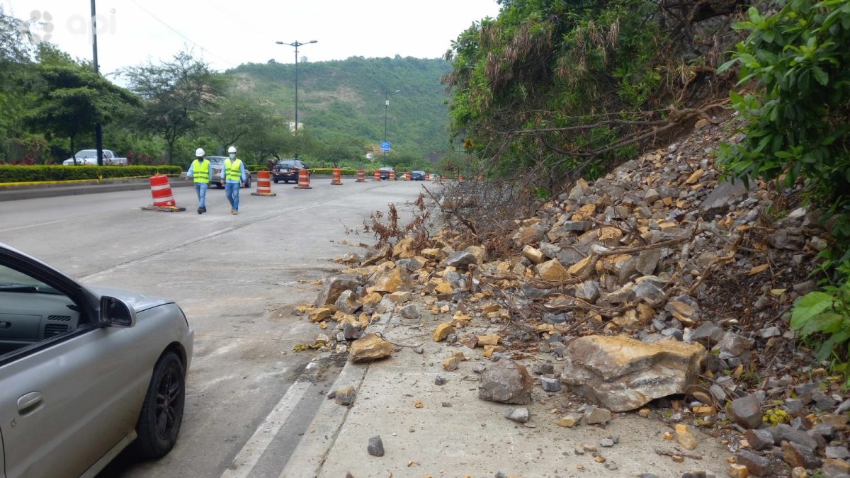 Un desprendimiento de tierra se originó en la avenida Modesto Apolo,