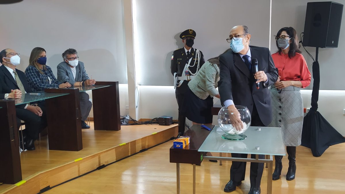 Salida. El sorteo se realizó de forma pública y fue dirigido por Hernán Salgado, presidente de la Corte Constitucional.